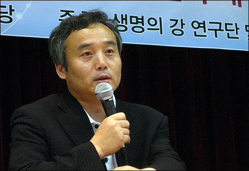 ▲ 박창근 생명의 강 연구단장은 1일 4대강 현장조사 보고회에서 "밀실에서, 일방적인 공청회로 4대강 정비사업을 진행하는 것은 전혀 도움이 되지 않는다"며 "공동연구를 공식적으로 제안한다, 그도 싫다면 기본 자료만이라도 공개해달라"고 호소했다.