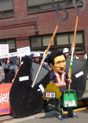 운하 반대 삽질 퍼포먼스로 눈길을 끌었다.